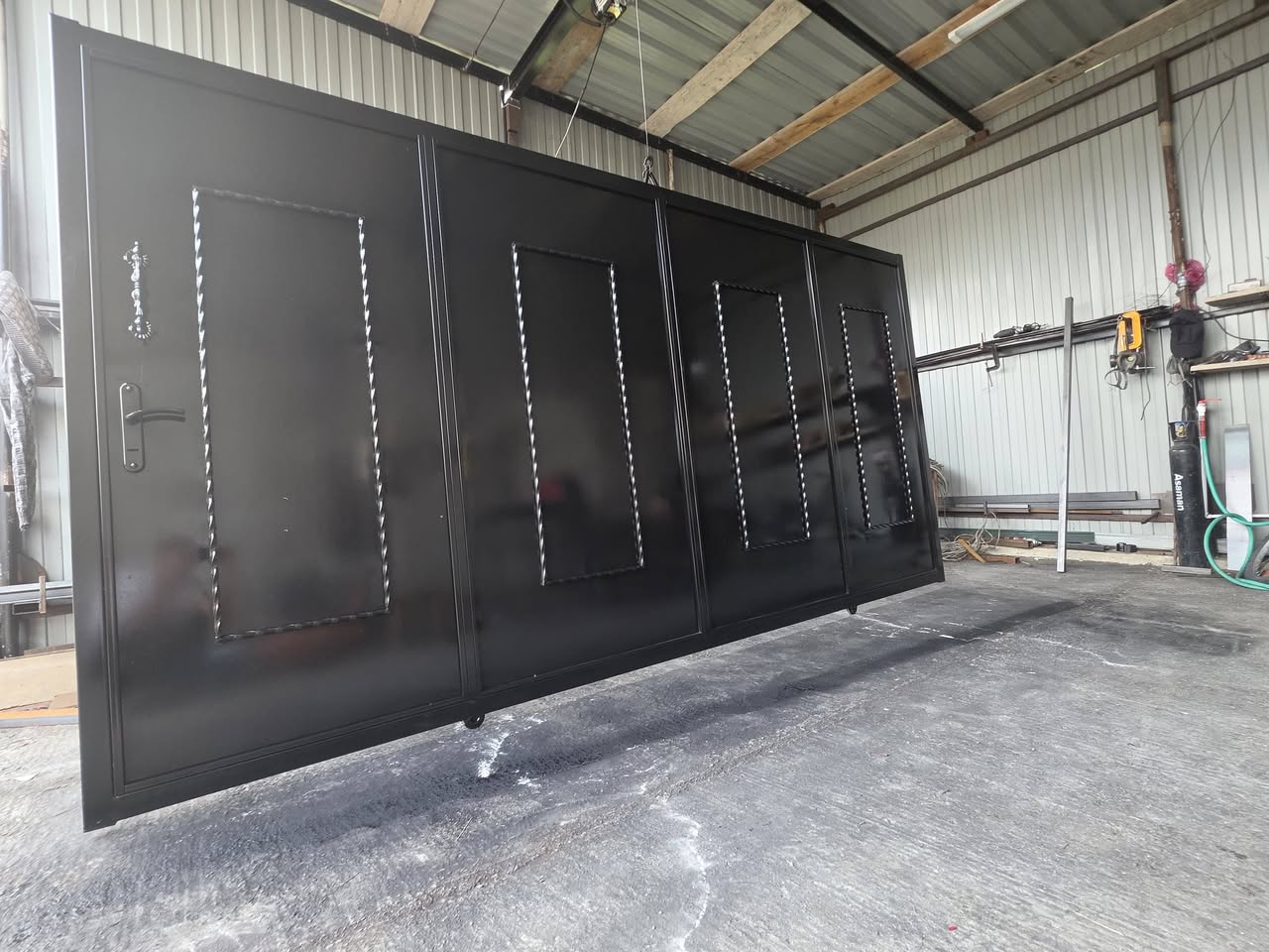 Открываются распашные двери 4×2 на замке