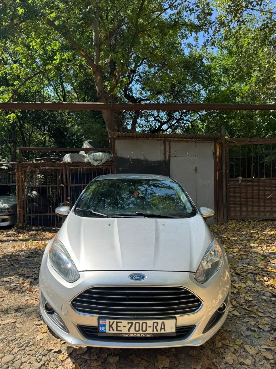Ford Fiesta 2015 — 4,100$