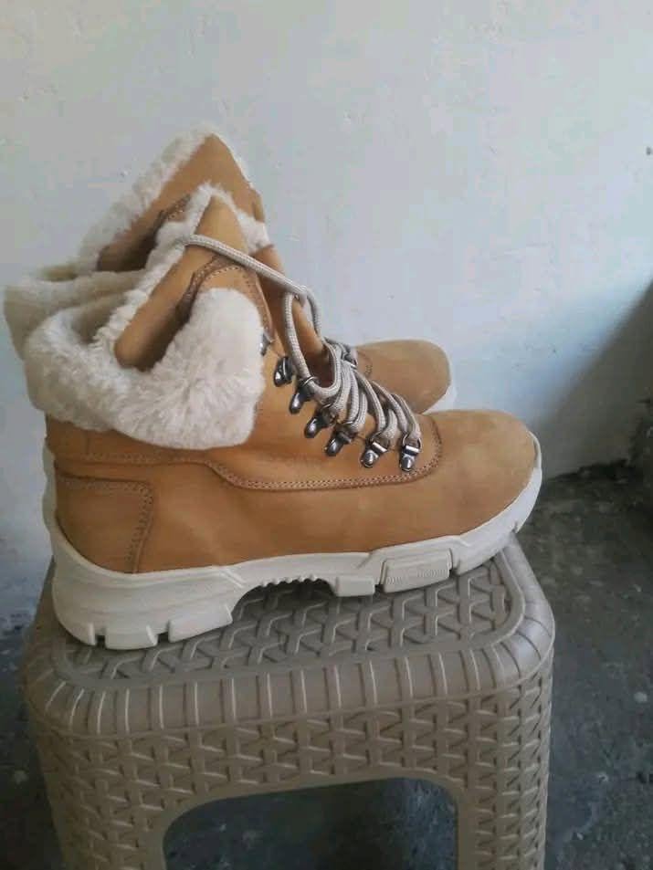 Fur-lined winter boots, size 41