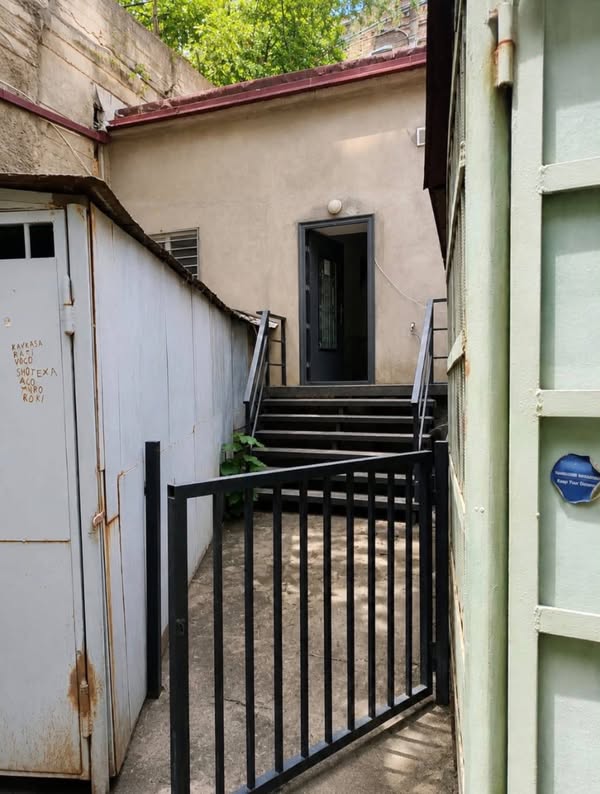 🏢 Vake-də ayrı duran kommersiya obyekti satılır