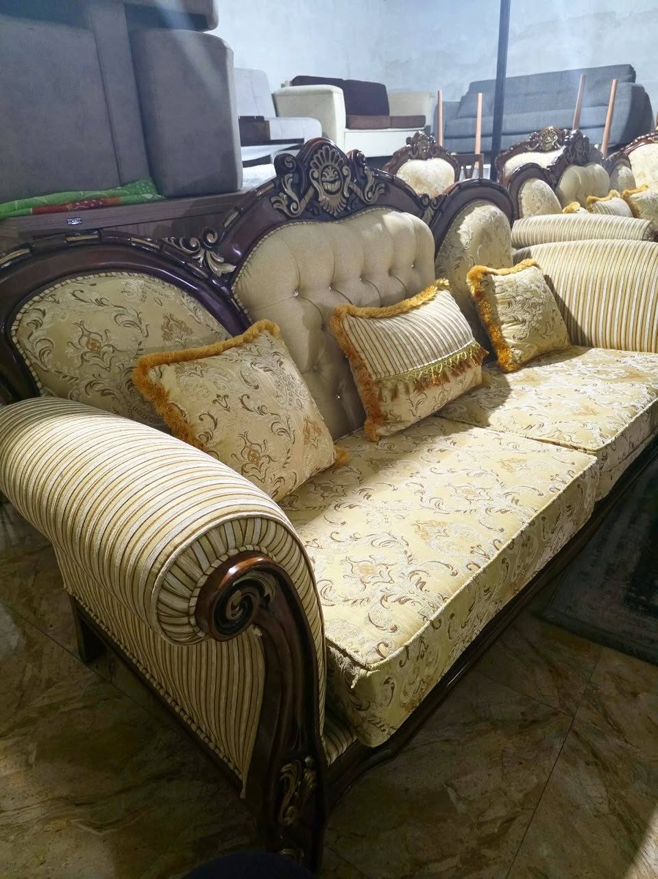 Klassik divan və qəhvə stolu satılır
