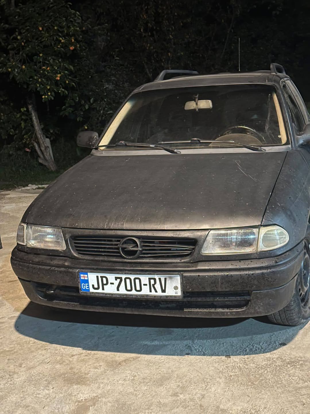 1.6 qaz-benzin avtomobil, qara rəng