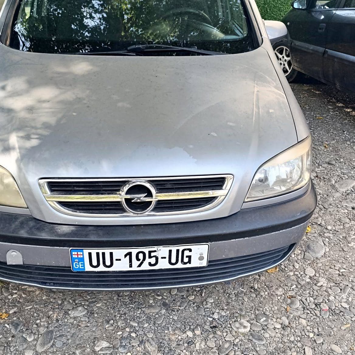 Gümüşü rəngli Opel avtomobil
