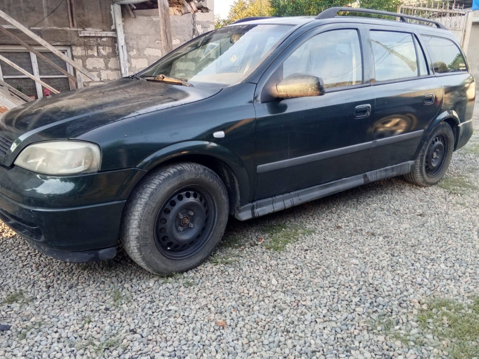 1999 წლის ავტომობილი 3 200 დასტაკი
