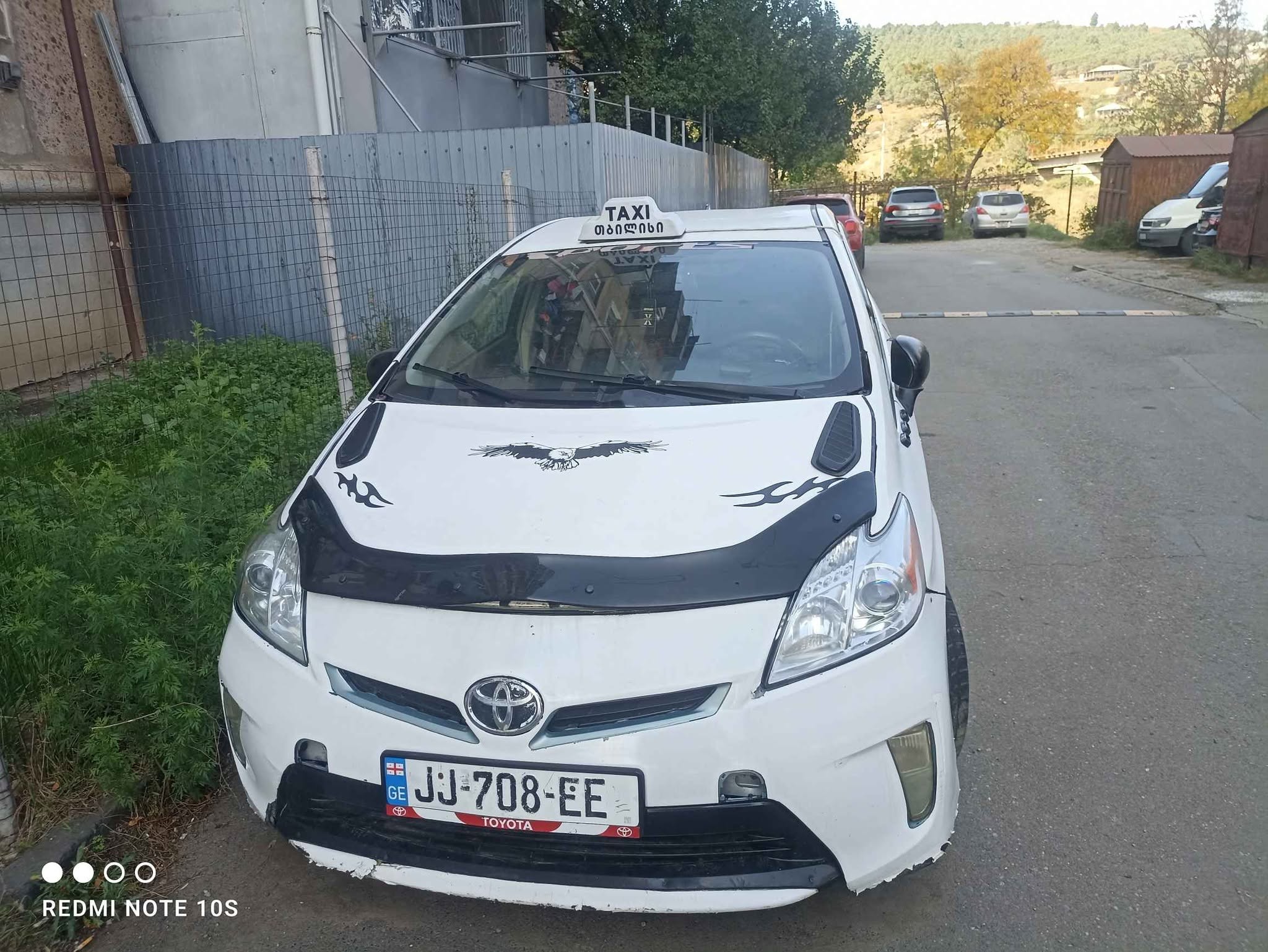 Продаётся срочно Toyota Prius 3 поколения