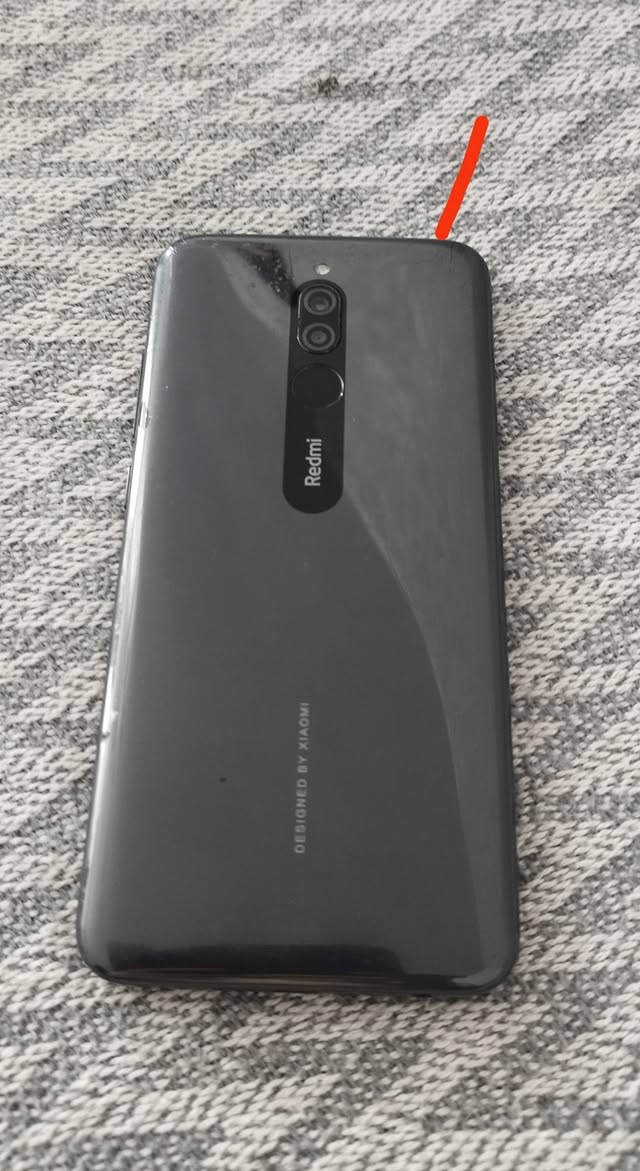 Смартфон Xiaomi Redmi, незначительная трещина на задней панели
