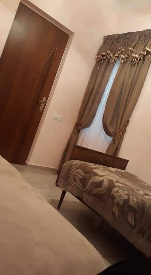 Ev, Tiflis — $900