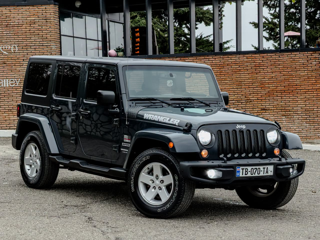 Jeep Wrangler Sport Unlimited 2018 — 15,000$
