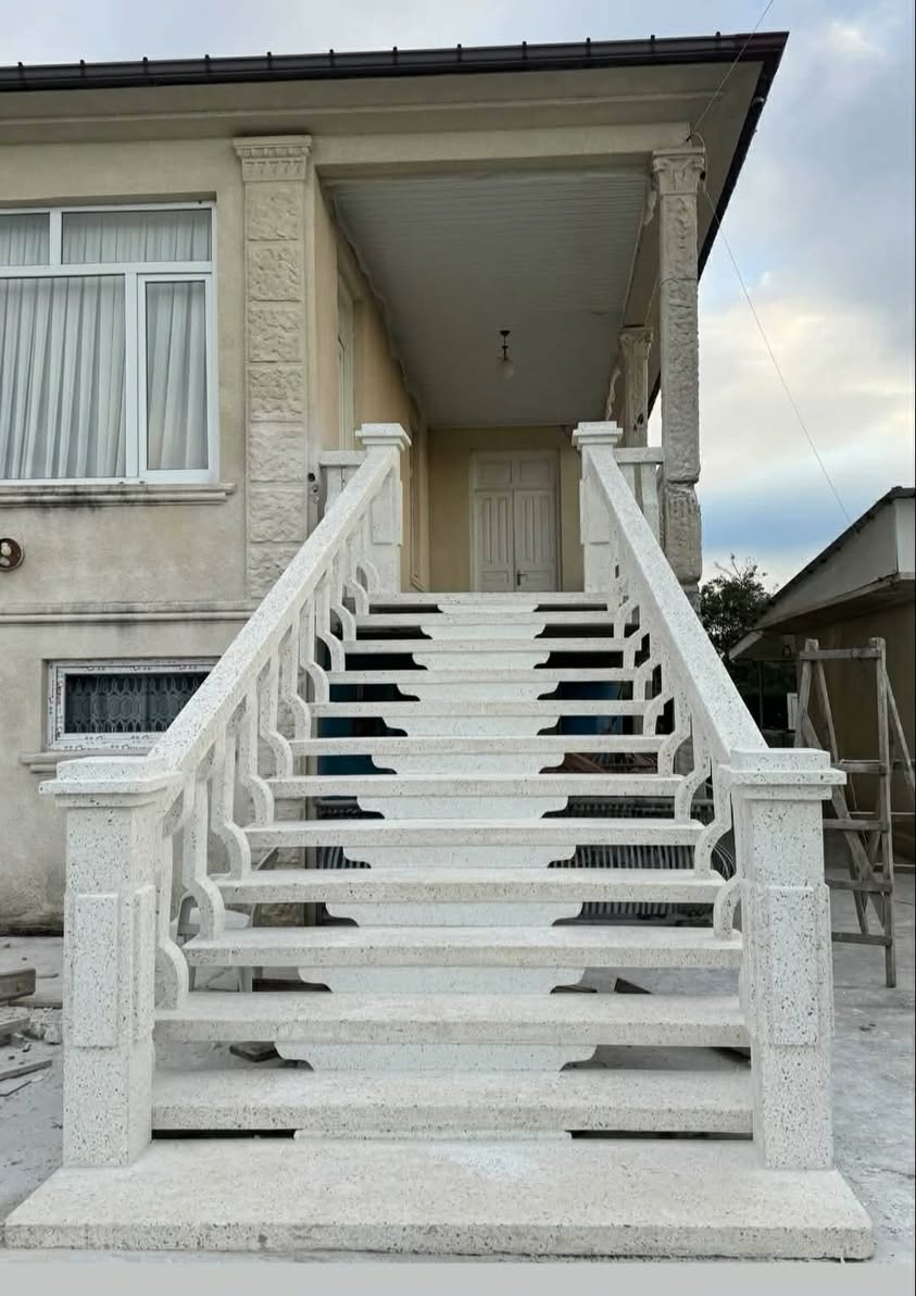 Mozaik merdivenleri olan korkuluk, evi özel kılıyor