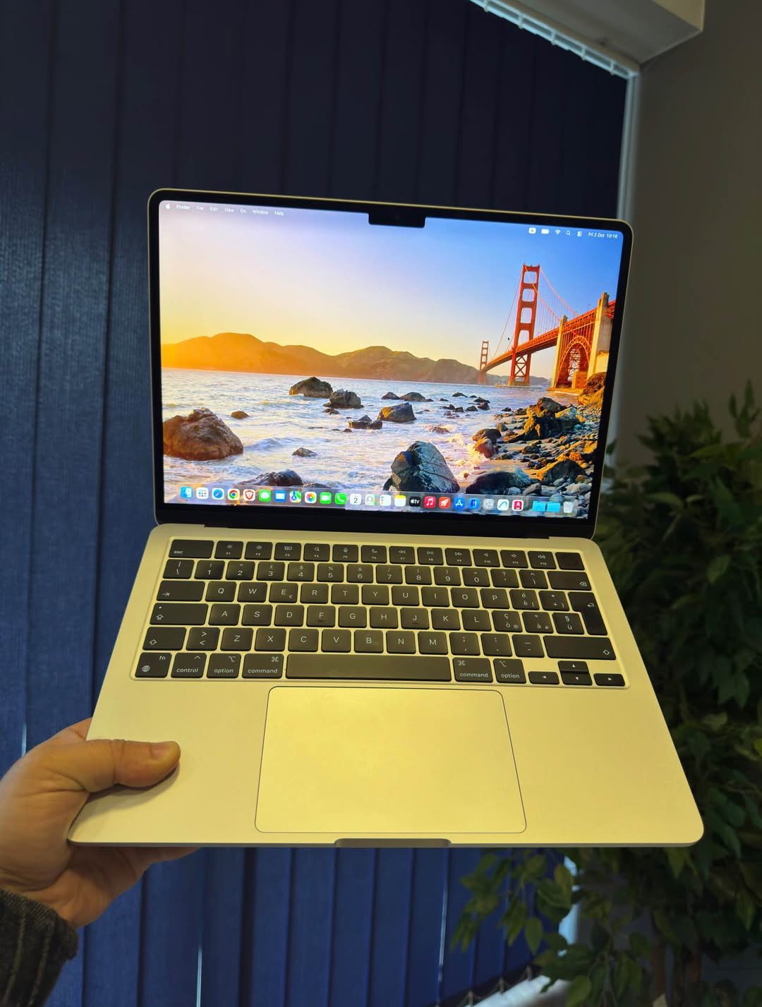MacBook Air M2 gümüş rəngdədir