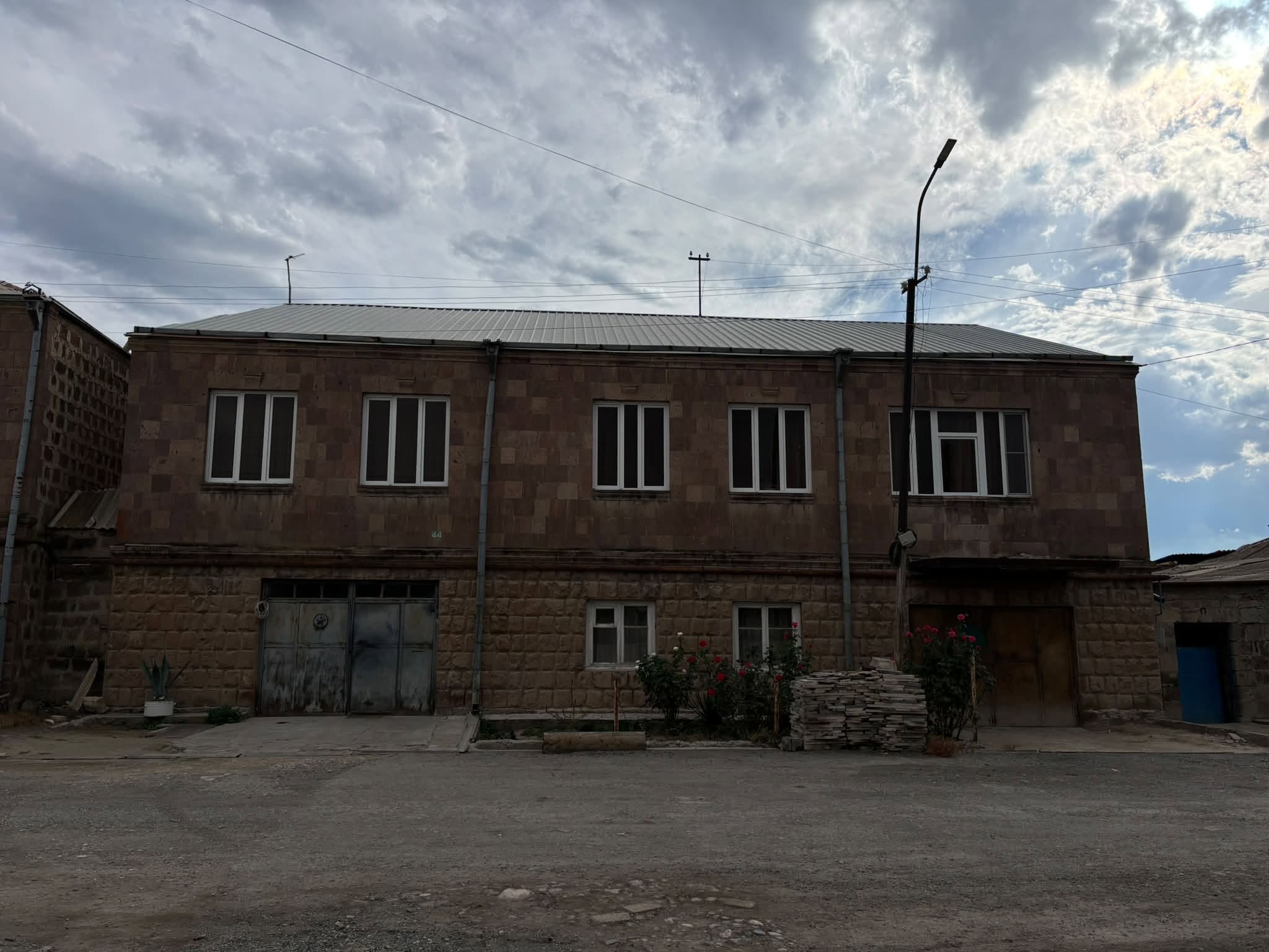 Ev, Ararat