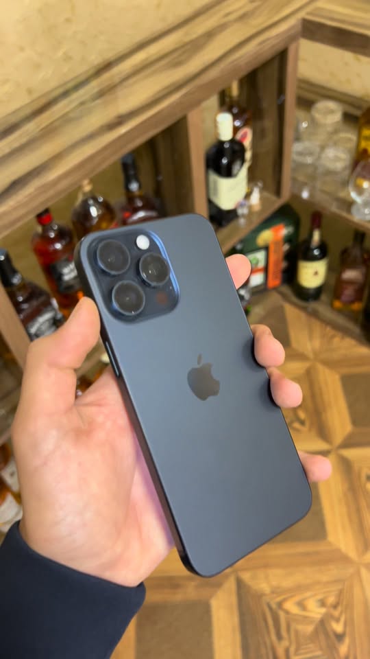 iPhone 15 Pro, blue titanium