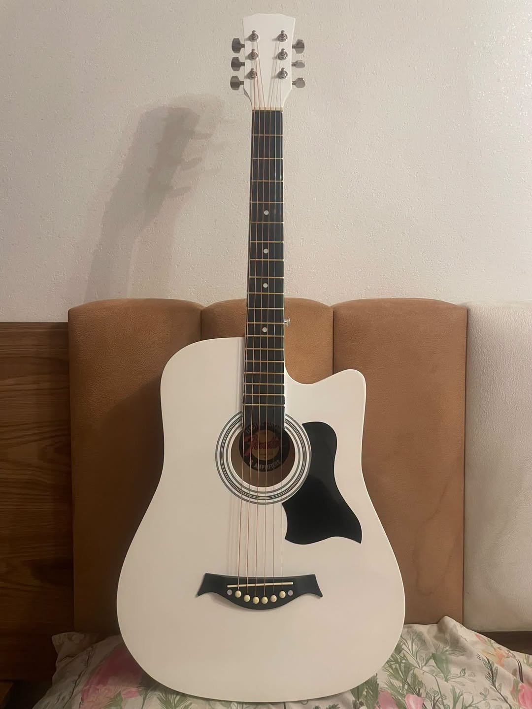 Satılır sülahi yaxşı və səbəbsiz klassik akustik ağ gitara