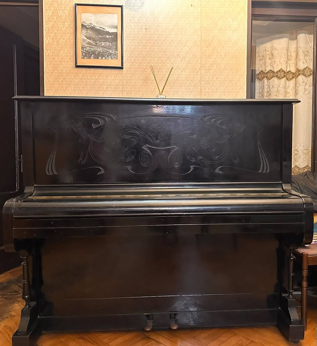 Yoldaşlar qara pianino hədiyyə olunur, ideal vəziyyətdə
