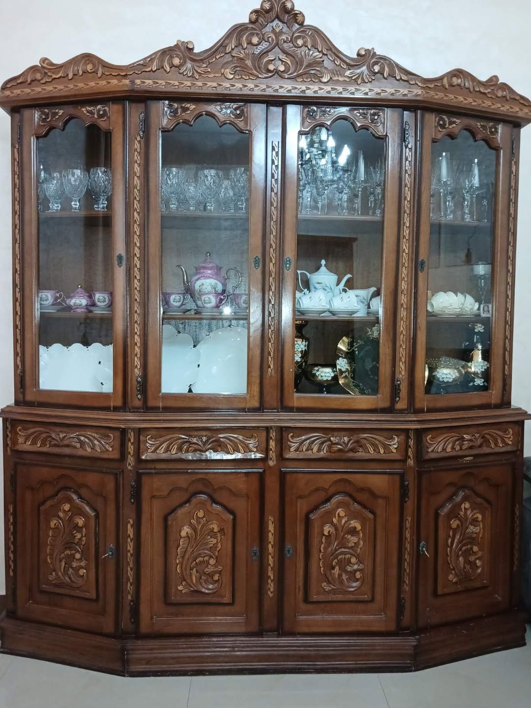 Փորագրված փայտե սրահի վիտրին