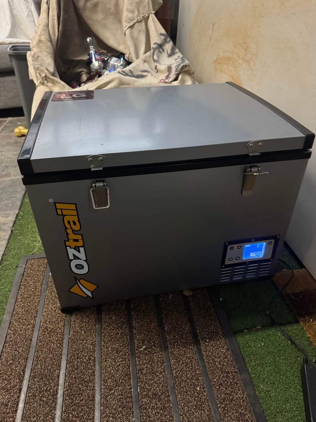 12V buzdolabı, 12V ve 240V kablo ile