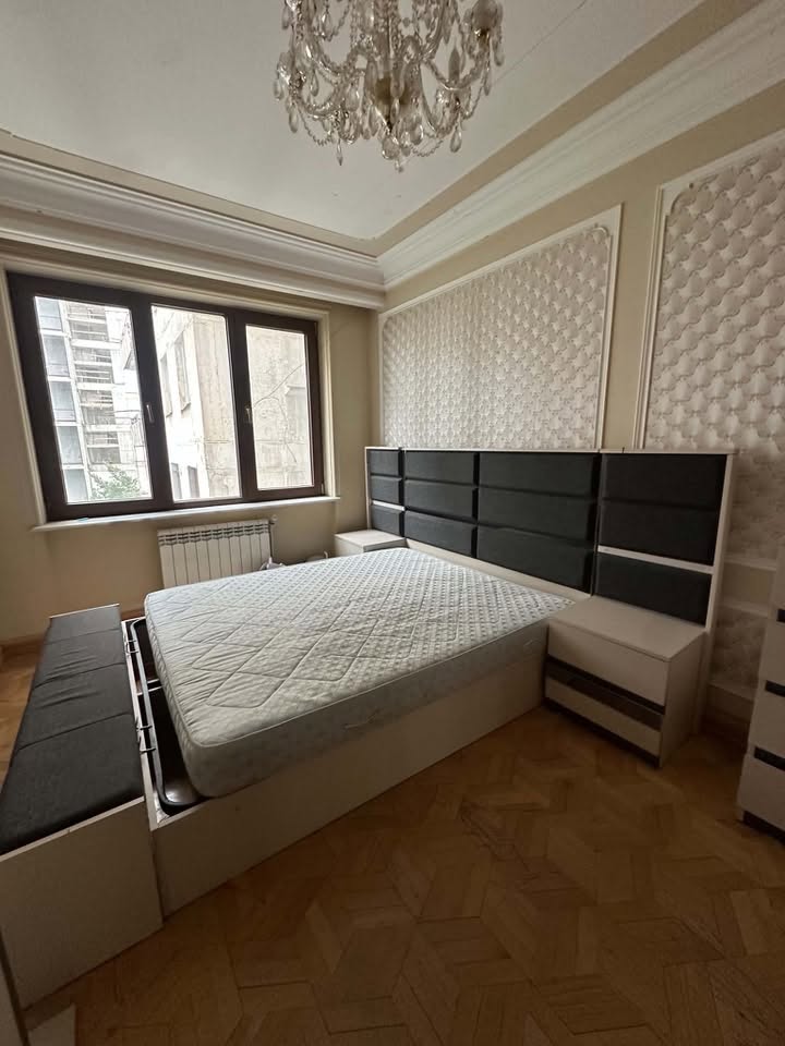 საძინებლის კომპლექტი, საწოლი ტუმბოებით