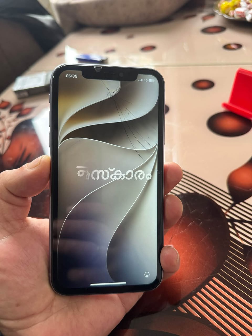 iPhone 11 64GB, cracked screen