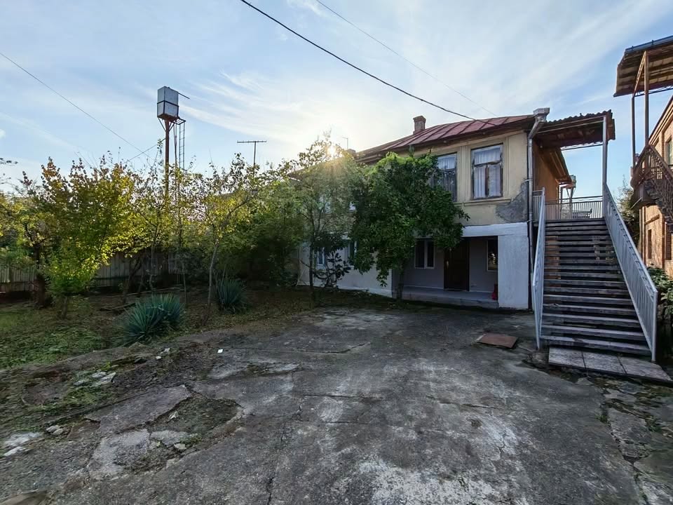 2-სართულიანი სახლი კომერციული ფართით