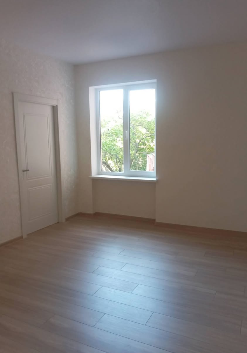 Mən 3 otaqlı yüksək tavanlı künc, işıqlı mənzili satıram — 85,000$