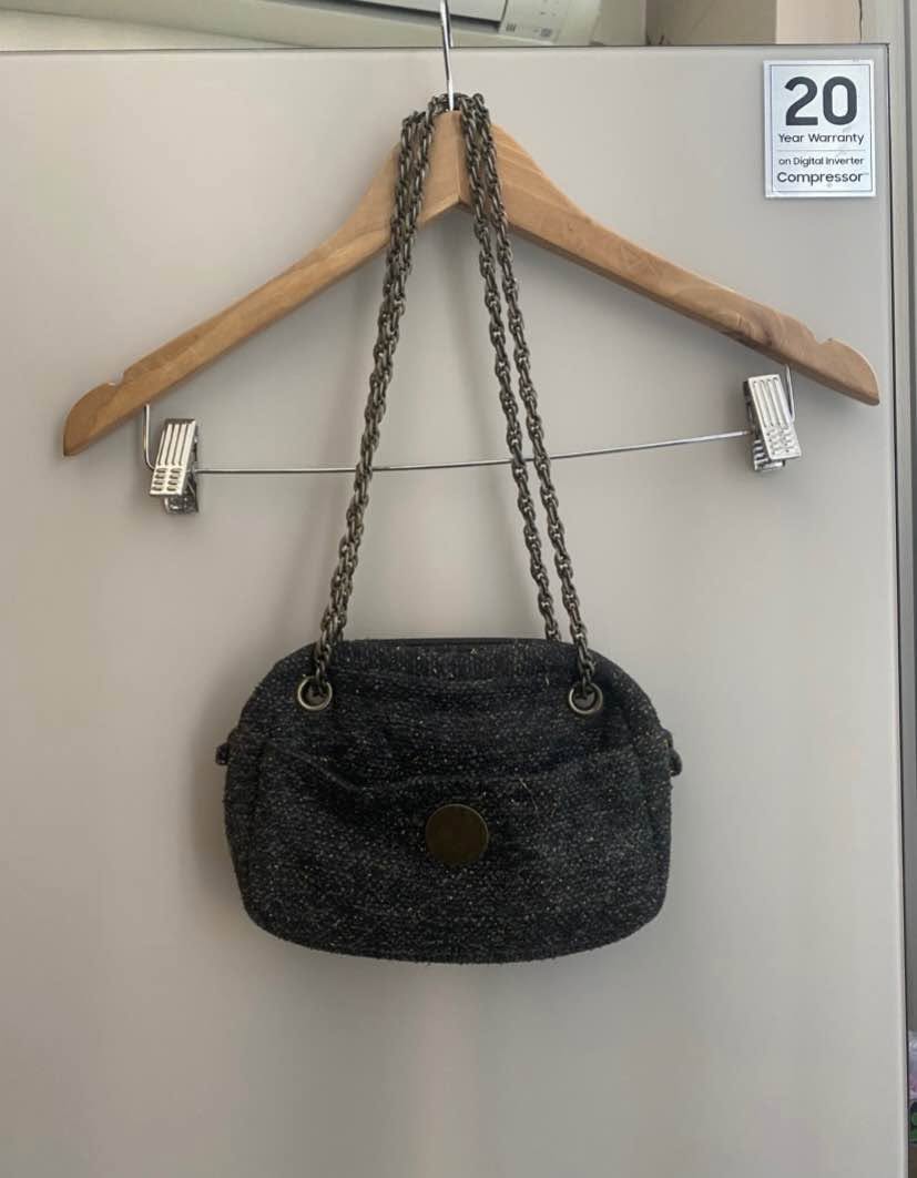 Siyah tweed omuz çantası ile zincir