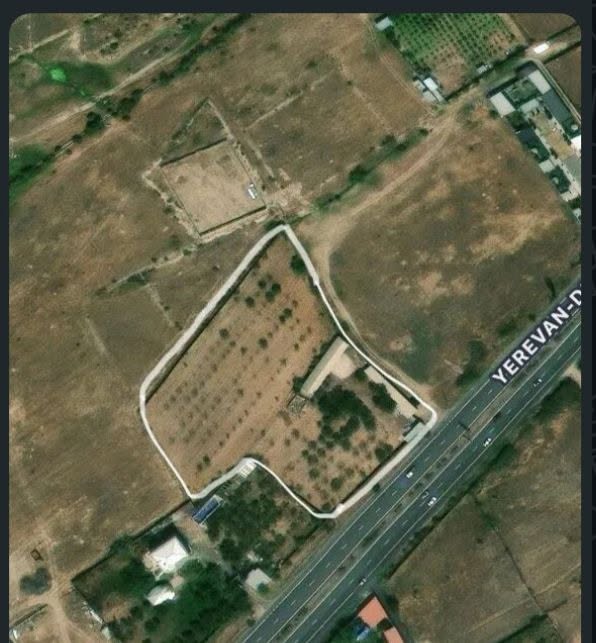 Torpaq sahəsi meyvə bağı ilə