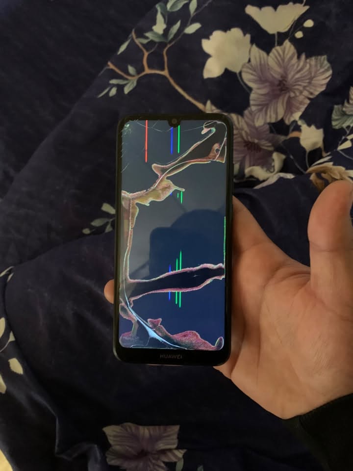 For sale Huawei Y6 phone with damage