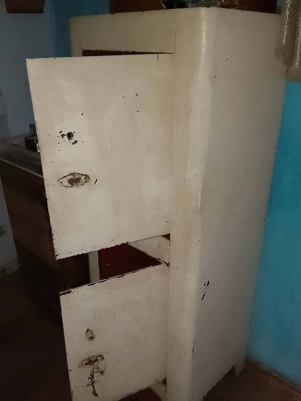 Eski metal kasa, iki kilit, anahtarları dahil