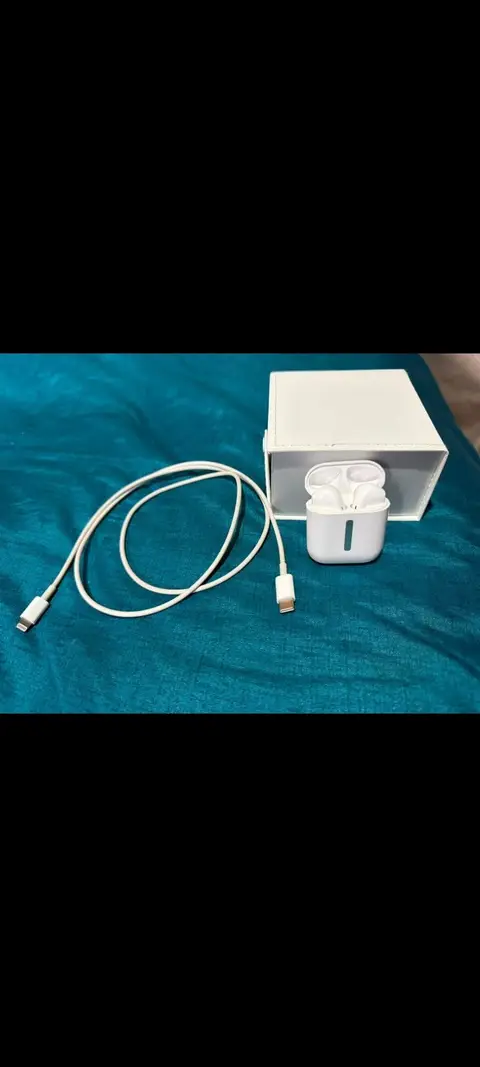 iPhone şarj aleti ve kulaklık