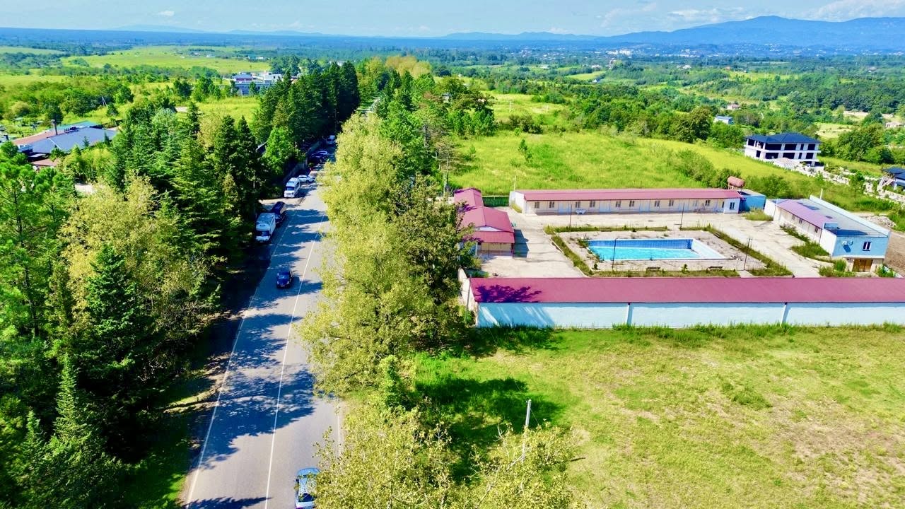 Otel məşəl qarşısında satılır. Bina tikilir