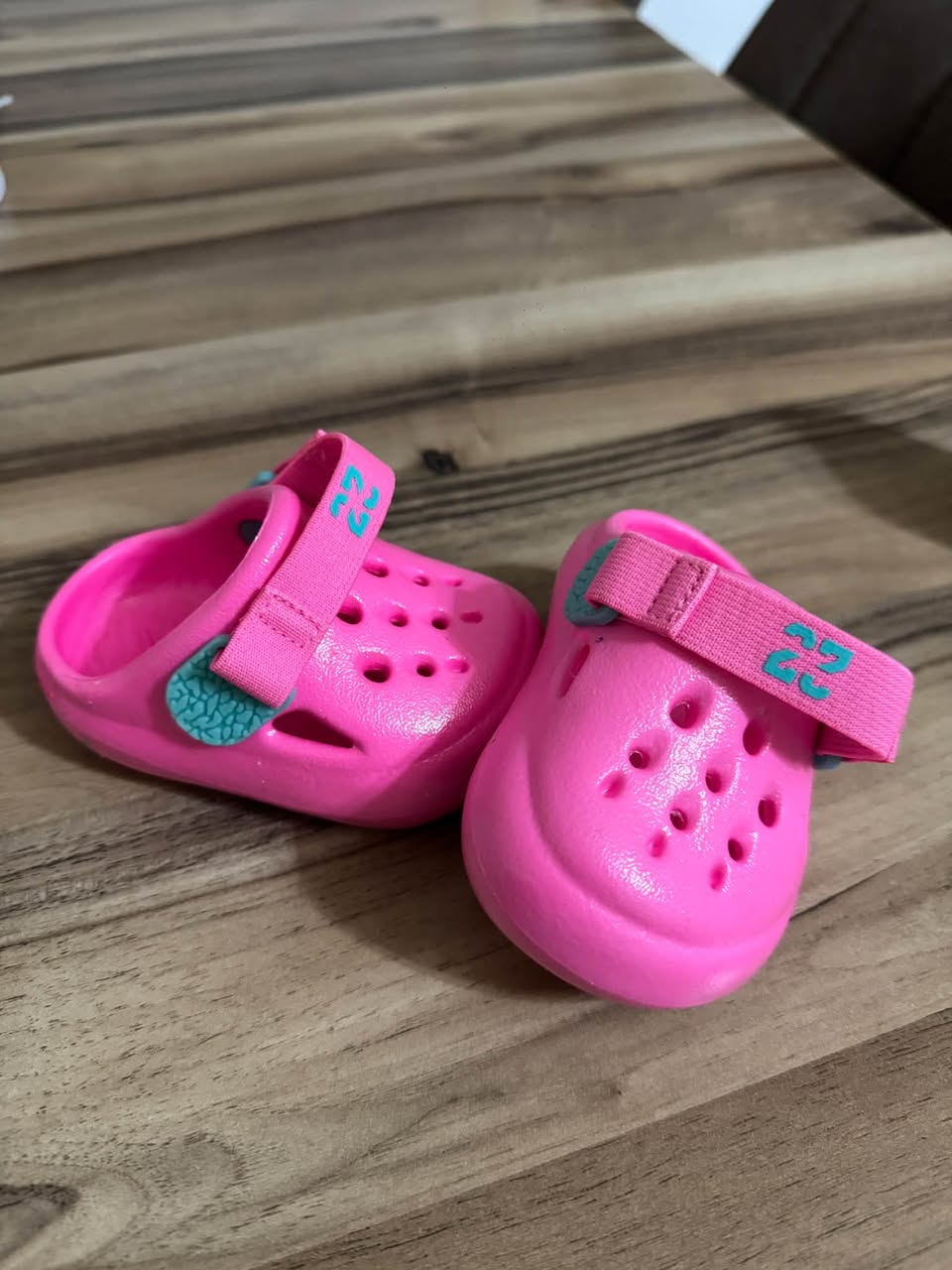 Pembe çocuk sandaletleri, yeni