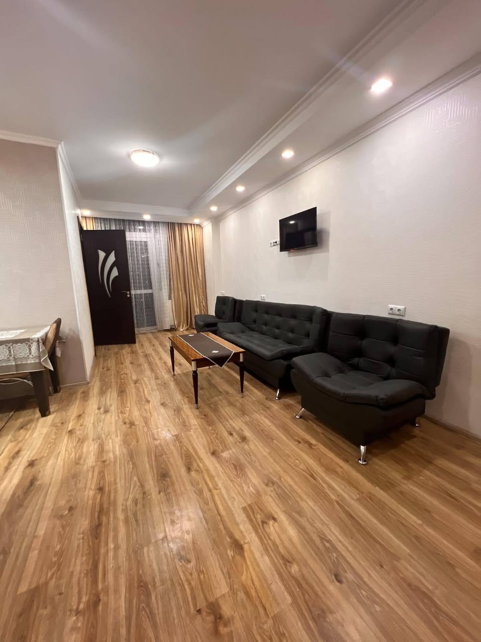 A 1+1 apartment for rent in the area — $400
