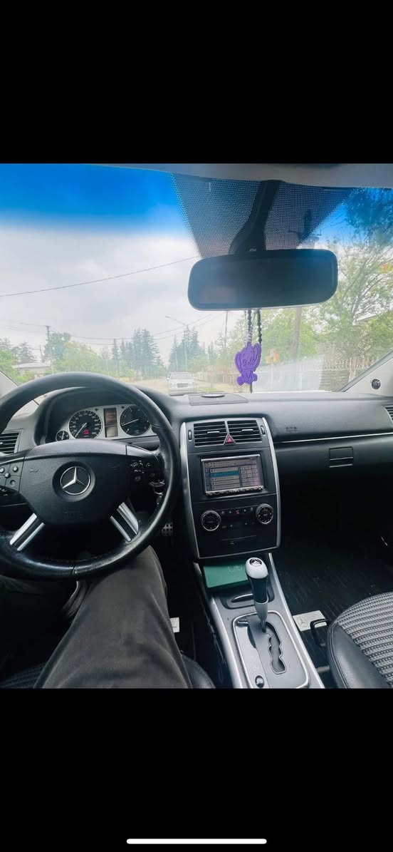 მანქანა არის კარგ მდგომარეობაში…ფასი 3300$ დეტალებზე