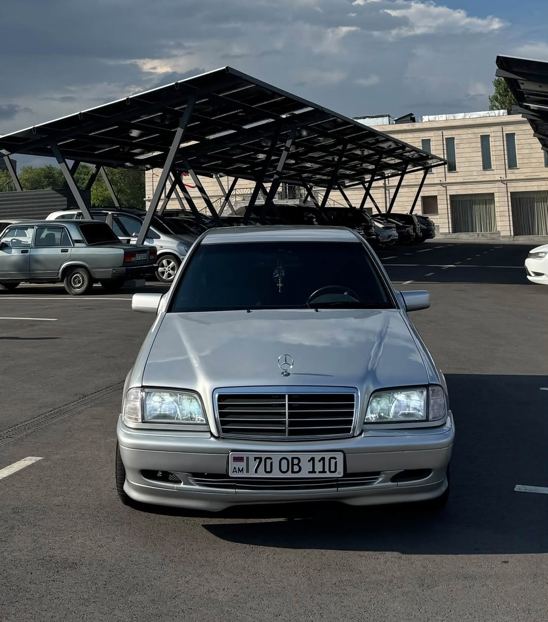 1999 modeli bir otomobil, 5.700 dolar.