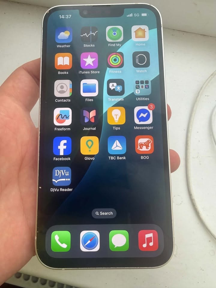 iPhone 13, bataryası %77, adaptörle