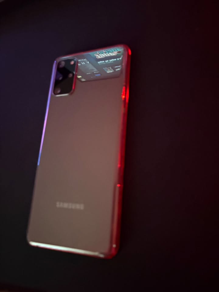 Samsung Galaxy S20+ 120Hz, на экране небольшая царапина