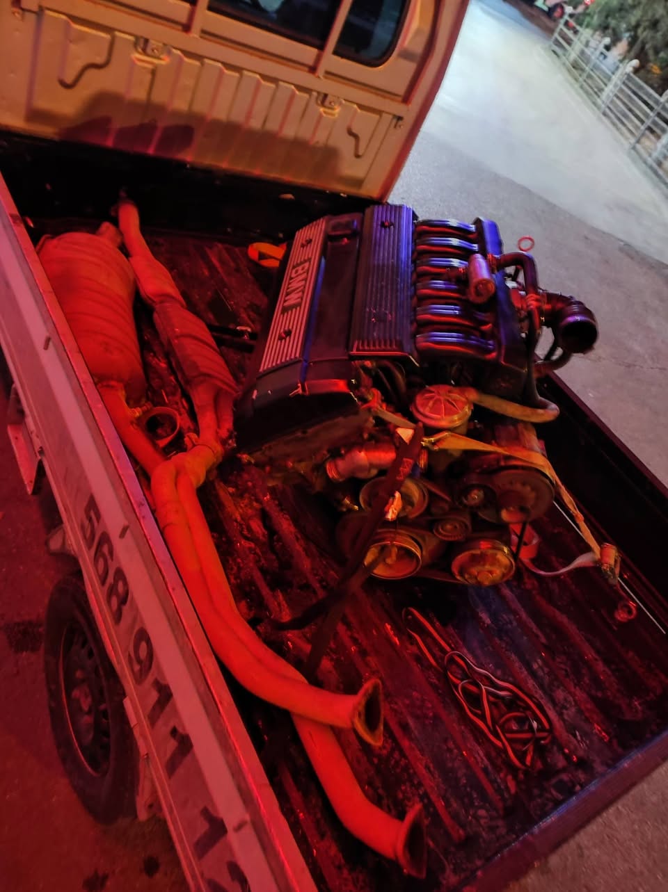 Taşıma motorları ve aracın diğer çeşitli kısımları taşıyarak