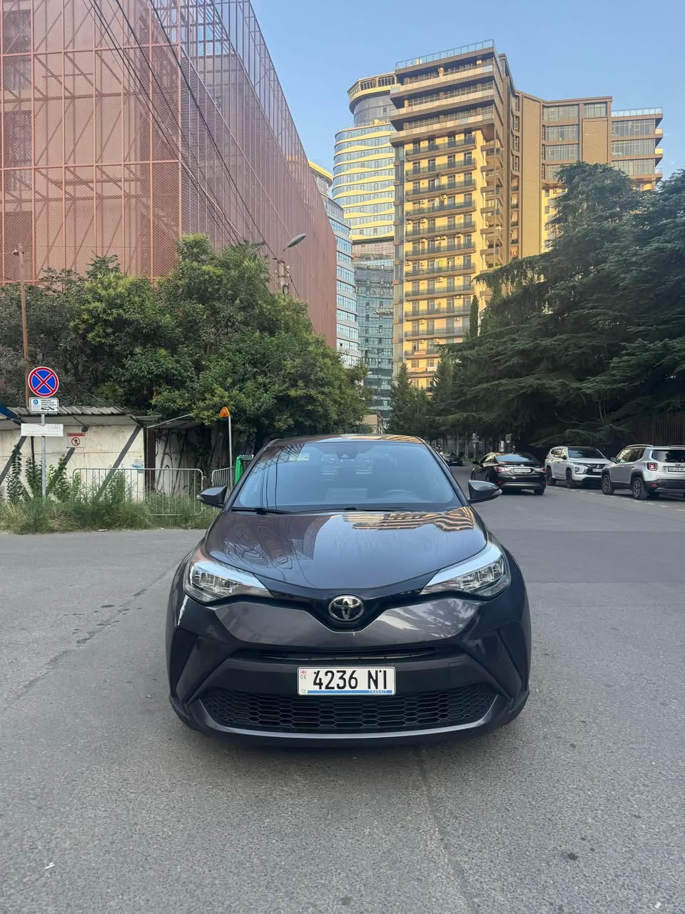 2020 წლის Toyota C-HR ს ხურისხილა ეწიამ 15,000$