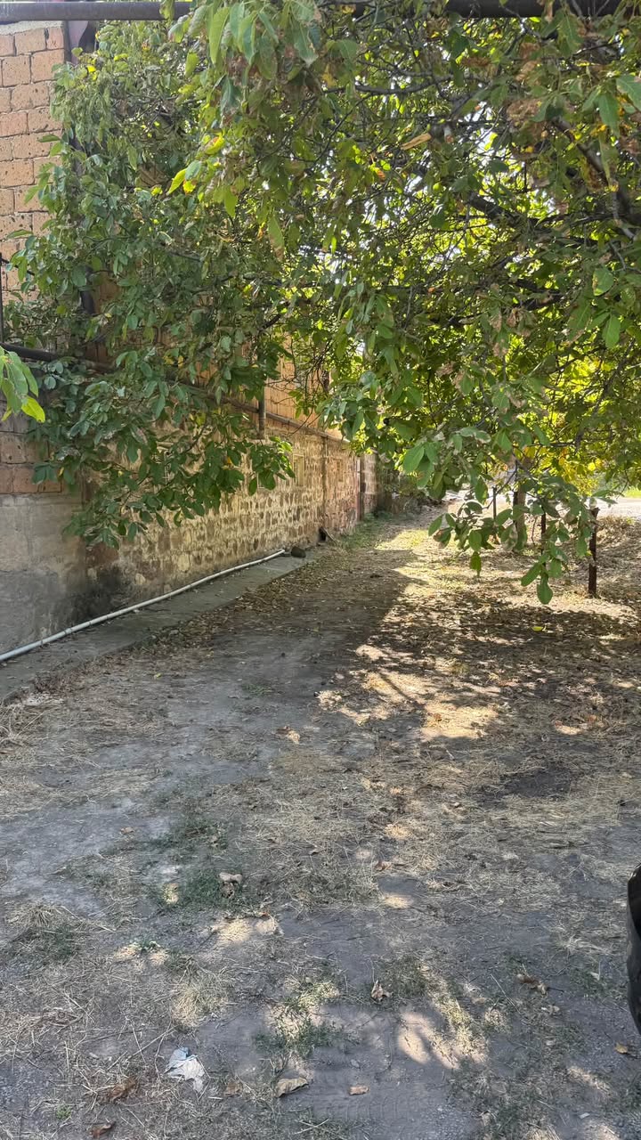 სახლი ეზოთი, აშტარაკი — $110,000