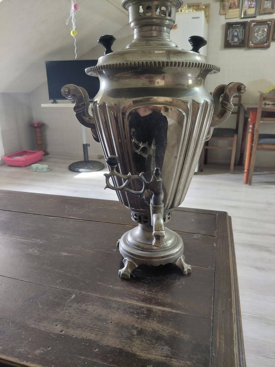 ძველი ლითონის სამოვარი