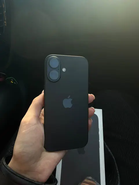 iPhone 16 black, battery 89%