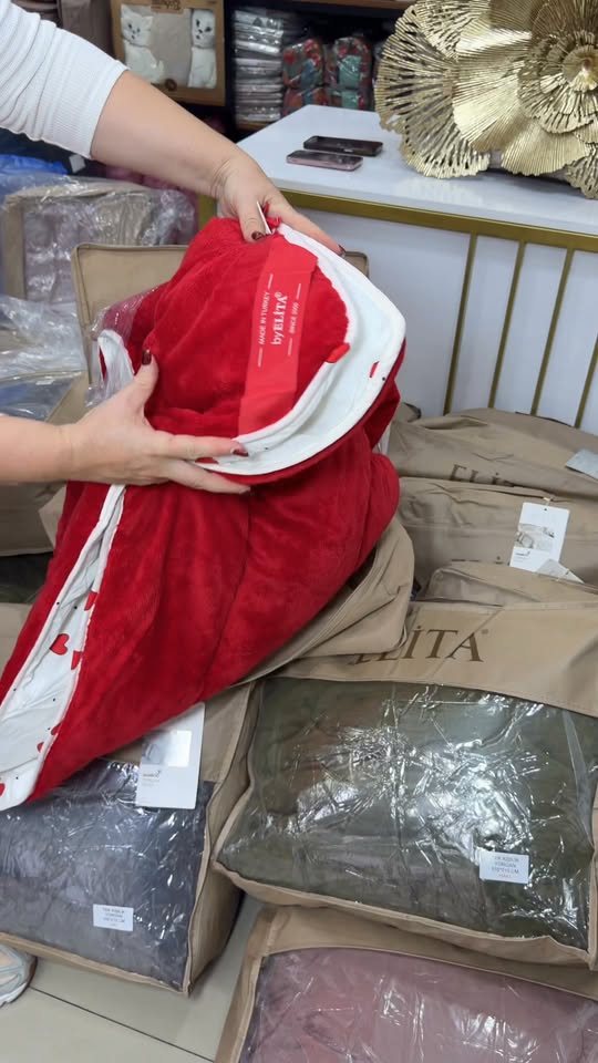 Kırmızı kadife yatak takımı, mağaza teşhiri