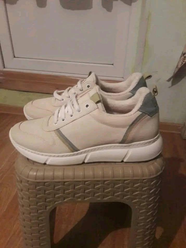 ბეჟი სნიკერსები, ზომა 39