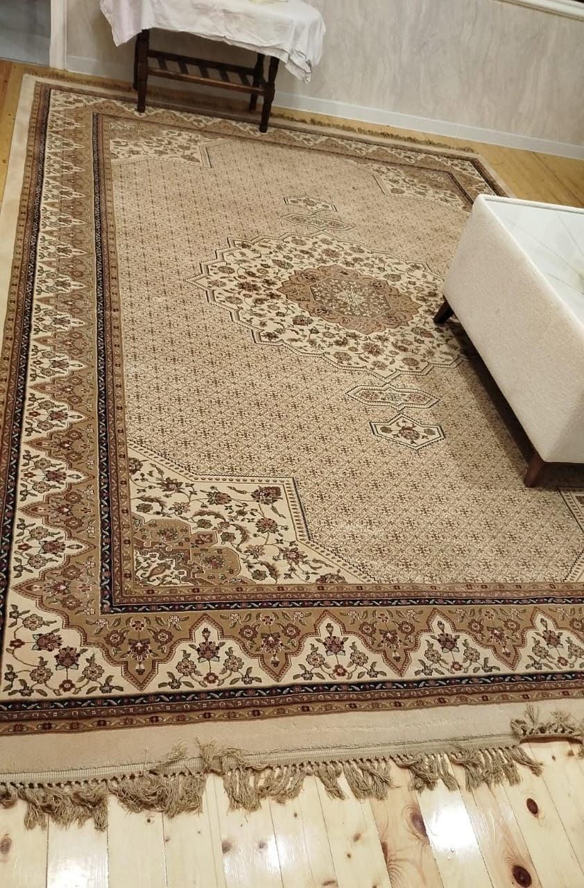 A carpet is for sale, 2.5 meters wide and 3.5 meters long, priced at 100₼.