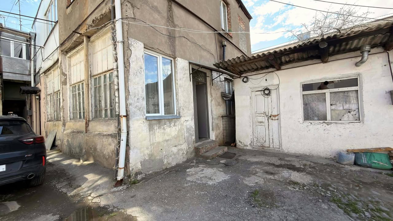 Ev İtalyan bağçasında, Qori