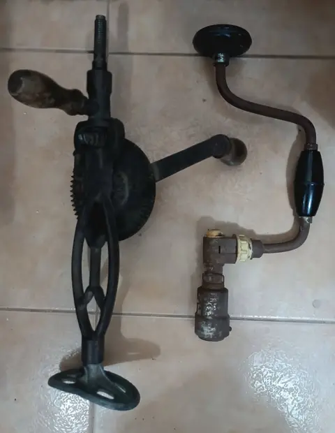 Две старые ручные дрели, 2 шт.