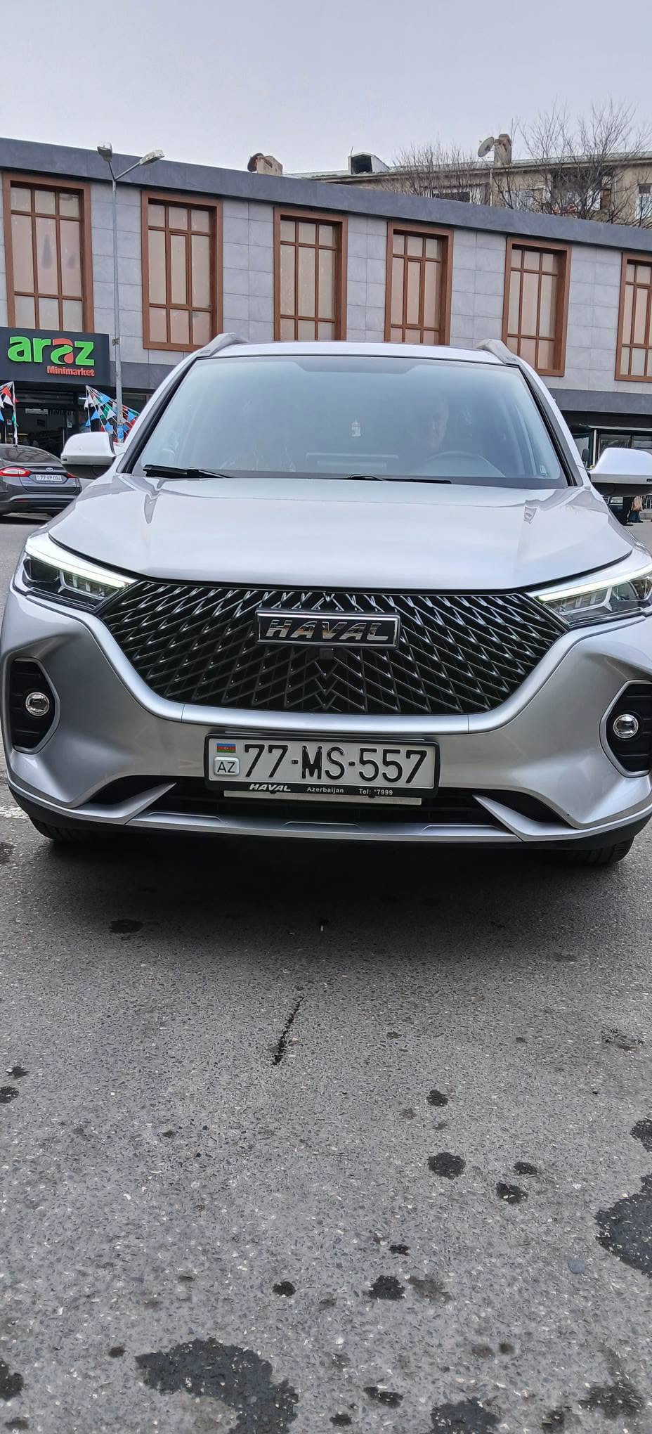 Gümüş renkli araba, süper durumdadır
