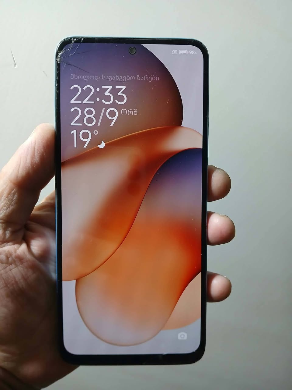 Tiflis'te 150 lariye satılıyor son. REDMI