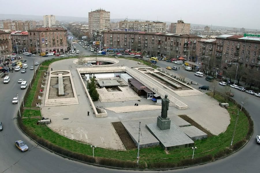 Evdeki odada bir manikür köşesi var.