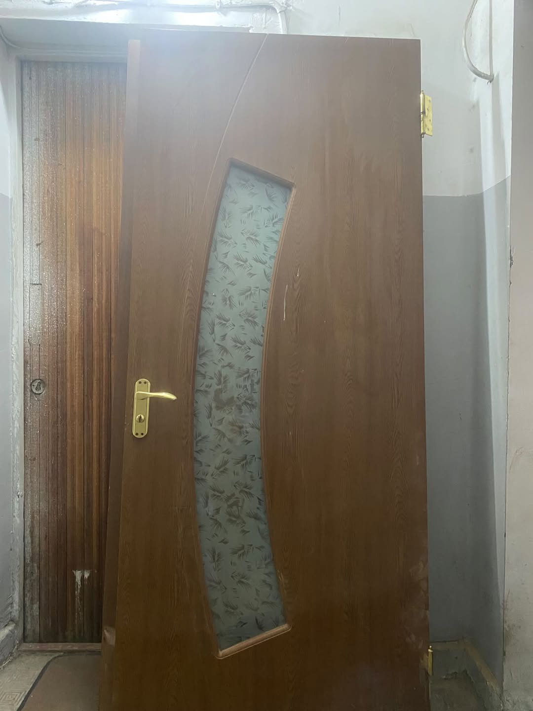 У меня есть две двери, рамы повреждены. На одной двери